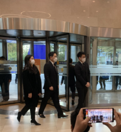 이재용(가운데) 삼성전자 부회장과 딸 이원주(왼쪽)양, 아들 이지호군이 25일 오후 4시57분 이건희 삼성그룹 회장의 빈소가 마련된 서울 강남구 삼성서울병원에 도착했다.